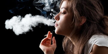 A promulgat legea. Tinerii sub 18 an vor putea cumpăra alcool sau tutun numai cu buletinul. Amenzi de la 10.000 la 30.000 lei