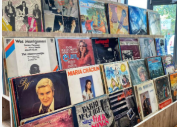 Doi francezi care au dat Parisul pe Ceica, la Târgul de Viniluri. A avut o colecție de 60.000 de vinil