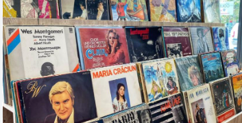 Doi francezi care au dat Parisul pe Ceica, la Târgul de Viniluri. A avut o colecție de 60.000 de vinil