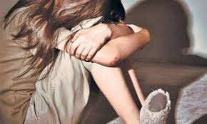 Minoră de 14 ani violată timp de cinci ani cu acordul părinților