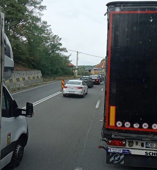 Circulația pe DN1 Huedin-Oradea, după ce un camion a acroșat o mașină
