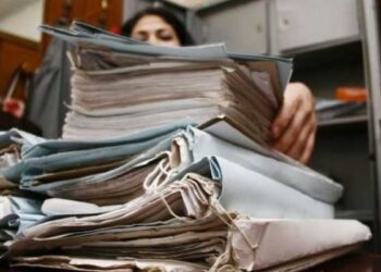 Necesitatea introducerii în cauză a cedentului în contestația la executare formulată de debitorul cedat în contradictoriu cu cesionarul creanței, contestație în cadrul căreia instanța examinează, la cerere sau din oficiu, caracterul abuziv al unor clauze