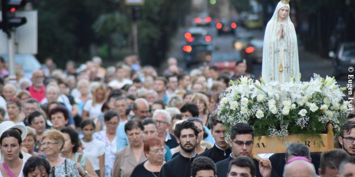 Procesiune cu mii de oameni la Oradea. Pe străzile orașului vor  fi purtate Statuia Sfintei Fecioare Maria de la Fatima și Icoana Sfintei Fecioare Maria Regina Familiei Franciscane