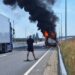 O autoutilitară în flăcări  pe drumul expres Oradea- Borș II (DX16)