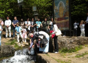 Mii de pelerini așteptați pe 15 august  la procesiunea cu icoana făcătoare de minuni a Maicii Domnului la Izvorul Tămăduitor Izbuc. Ce minuni au avut loc izvorul unic în Europa