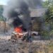 Incendiu violent de la un scurtcircuit la un gard electric. Două mașini făcute scrum