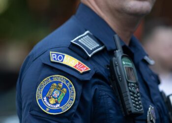 Fals polițist arestat după ce a sechestrat trei persoane într-un vehicul cu număr de înmatriculare fals