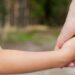 Noi reglementări pentru asistenții maternali: limitări, evaluări și dreptul la perioadă de respiro