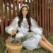 VIDEO. Jessie Baneș: “Mama mă vrea mireasă”, o nouă melodie despre o problemă veche de când lumea și pământul, dar care vă aduce zâmbetul pe buze!