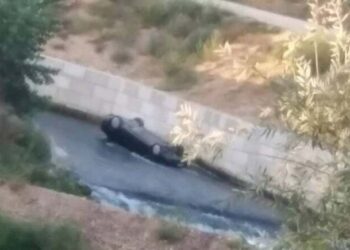 Un tânăr de 24 de ani s-a răsturnat aseară cu mașina în Crișul Repede