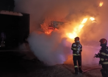 Incendiu violent intr-o parcare de pe Borșului. A ars un tir cu 30 t de brichete de  rumeguș