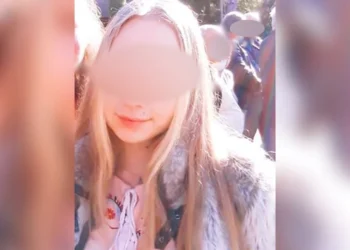 Eleva de la Colegiul Vuia, care l-a înjunghiat pe pedagog, în arest la domiciliu