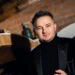 Cântăreț, reținut 24 de ore după ce a plasat pe piața 13.000 euro falși. E și consilier local