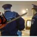Un bărbat din Budureasa, eliberat dupa ce și-a atacat fratele cu druba și l-a tăiat pe fata