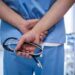 În cazuri de urgență, minorii pot fi tratați de medici din specialități apropiate celor pediatrice