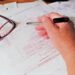 Emiterea deciziei de pensionare determină încetarea de drept a raportului de serviciu, chiar dacă funcţionarul public ceruse suspendarea plăţii pensiei