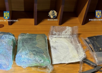 Au găsit 2,5 kg de cocaina  în zona de iluminat a mașinii unui bihorean de 28 de ani. Încerca sa intre în țară prin Borș