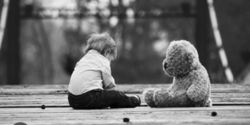 Tragedie din joaca la Oradea. O fetiță de 7 ani și-a înjunghiat frățiorul care a murit la spital.Mama și bunica, achitate