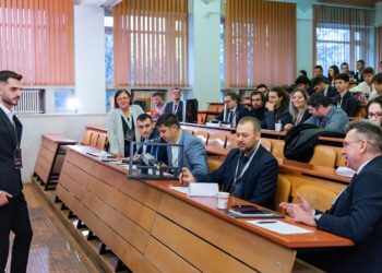Patru studenți din Oradea, premiul special al companiei Sonovision  pentru dezvoltarea unui sistem decizional bazat pe logica fuzzy pentru programarea producției obținute prin injecție de mase plastice