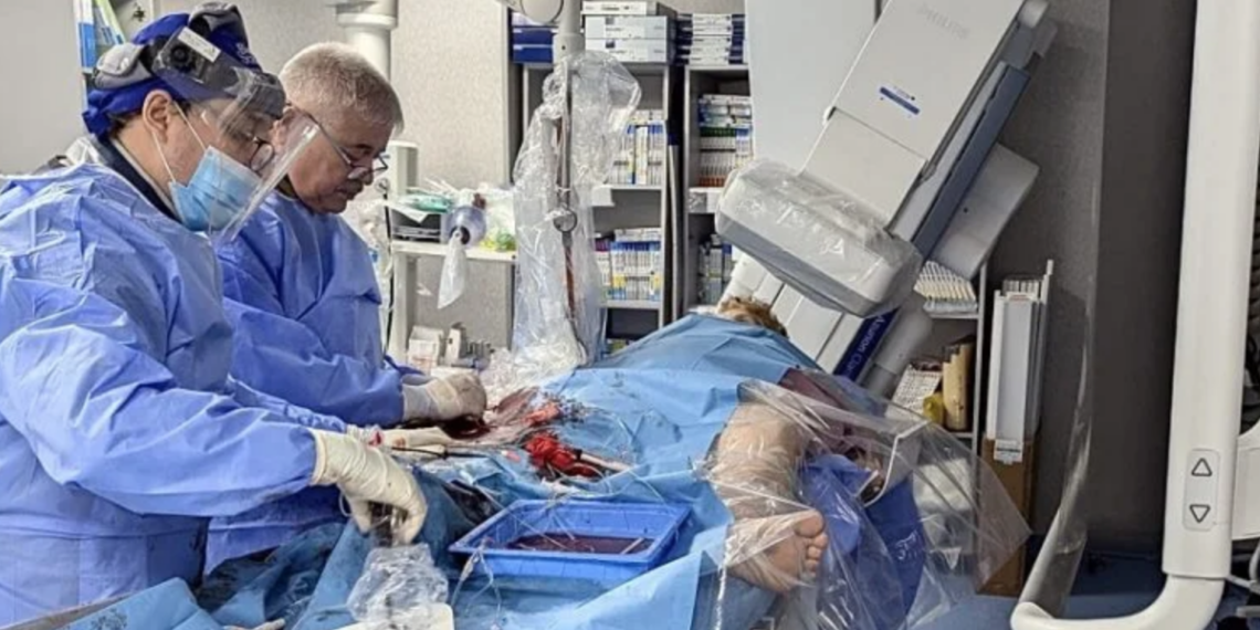 Intervenție fără precedent în România la un bărbat de 46 de ani. Medicii Spitalului Județean din Oradea, trombectomie pe cateter 