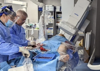 Intervenție fără precedent în România la un bărbat de 46 de ani. Medicii Spitalului Județean din Oradea, trombectomie pe cateter 