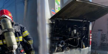 Autobus in flacari, in mers la Săldăbagiu de Munte. Pasagerii s-au autoevacuat
