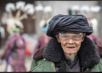 „China Noului An”, prin ochii fotografilor orădeni și chinezi. Ovi D Pop, la canalul național al Chinei, în urma fotografierii unui ritual ancestral dintr-o peșteră, unde s-a sacrificat un cocos și s-a cântat și dansat în jurul focului pentru a alunga spiritele rele