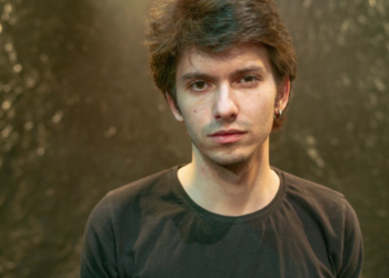  Alex Ianasi, regizorul care a debutat cu  „Elif și Ploaia” la Oradea, nominalizat  pentru premiile Galei UNITER 2025 la „Cel mai bun debut”
