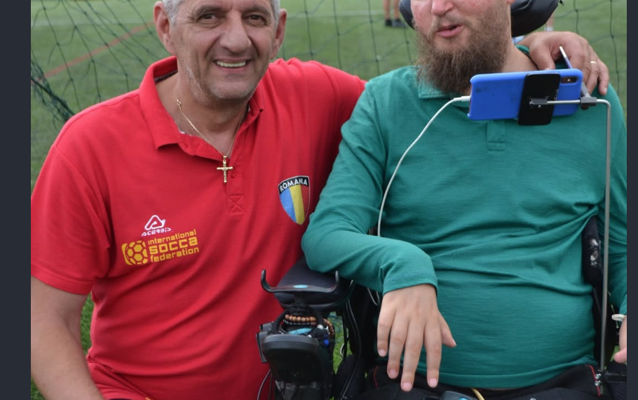 La multi ani, Mihai Nesu! „Este o mângâiere a lui Dumnezeu. Abia știa să umble când tatăl său, regretatul doctor, fotbalist și arbitru, Mircea Neșu, îl aducea pe „Bihoru” și-l punea să lovească mingea. Și a ajuns între cei mai mari „