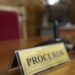 Expresiile jignitoare la adresa procurorilor, precum „sunteţi incompetenți, hoți, mizerii ordinare” afectează reputația și independența sistemului judiciar