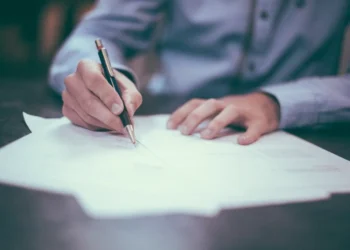 Candidat la concursul de notar public trimis în judecată alături de alți doi după ce ar fi trimis subiectele de examen