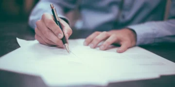 Candidat la concursul de notar public trimis în judecată alături de alți doi după ce ar fi trimis subiectele de examen
