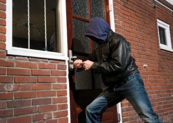 Condamnare pentru tentativă la tâlhărie calificată: inculpatul și-a agresat victima în propria locuință