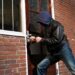 Condamnare pentru tentativă la tâlhărie calificată: inculpatul și-a agresat victima în propria locuință