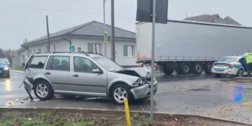 Accident în Nojorid: Trei mașini implicate, două persoane rănite