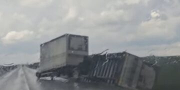 Cod portocaliu de vânt: un autoturism a fost răsturnat 