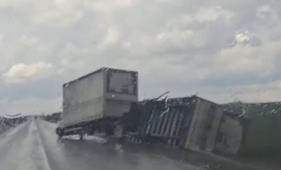 Cod portocaliu de vânt: un autoturism a fost răsturnat 