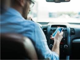 Șoferii care folosesc telefonul la volan, luați în vizor de noul sistem de monitorizare video al CNAIR