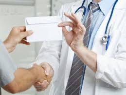 Stop la „atenții” către medici- recunoștința pacienților merge doar către spitale sub formă de donații