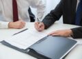Dispunerea de către instanță a unui mandat de aducere a persoanei a cărei ocrotire se cere în ipoteza unui refuz nejustificat de prezentare a acesteia în vederea efectuării evaluării stării sale