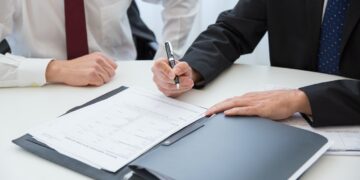 Dispunerea de către instanță a unui mandat de aducere a persoanei a cărei ocrotire se cere în ipoteza unui refuz nejustificat de prezentare a acesteia în vederea efectuării evaluării stării sale