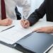 Dispunerea de către instanță a unui mandat de aducere a persoanei a cărei ocrotire se cere în ipoteza unui refuz nejustificat de prezentare a acesteia în vederea efectuării evaluării stării sale