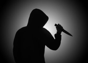 Coșmar în miez de noapte: Bătrână de 75 de ani jefuită sub amenințarea cuțitului
