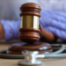 Malpraxis medical în Oradea – Tragedia unui copil și trimiterea în judecată a doi medici pentru ucidere din culpă