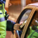 Reținut de polițiști, după ce a fost depistat în trafic, în timp ce conducea, cu permisul suspendat, sub influența alcoolului și după ce ar fi consumat substanțe psihoactive.