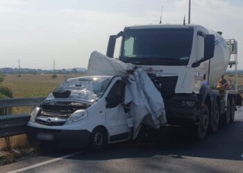 UPDATE: Un pieton a decedat. Momente de groază pe DEx16, lângă Oradea: pietoni loviți în plin de un camion