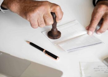 Tipicitatea infracțiunii de fals material în înscrisuri oficiale: recurs în casație în cazul în care inculpatul a fost condamnat pentru o faptă care nu este prevăzută de legea penală