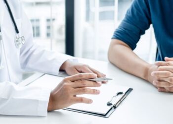 Opt categorii de români intră pe lista celor care vor fi obligați să achite contribuția la sănătate pentru a avea acces la servicii medicale