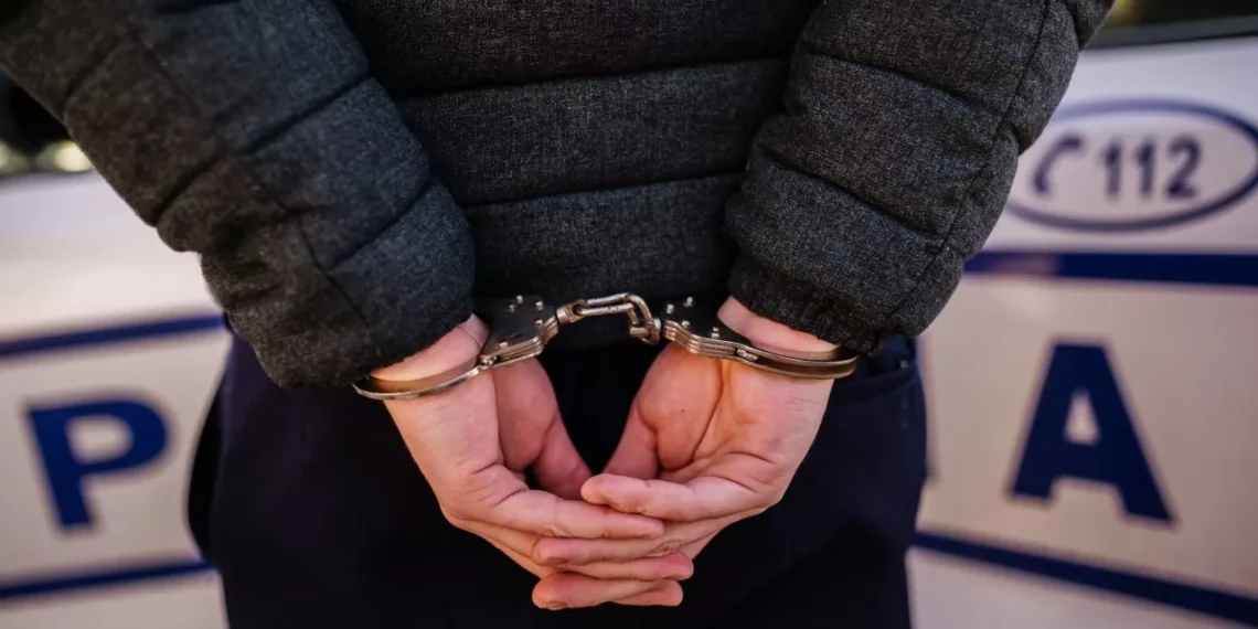 Recidivistul care a amenințat același polițist rămâne după gratii: „Îți dau două cuțite în gât, direct!”