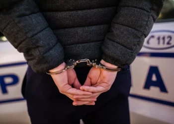 Recidivistul care a amenințat același polițist rămâne după gratii: „Îți dau două cuțite în gât, direct!”